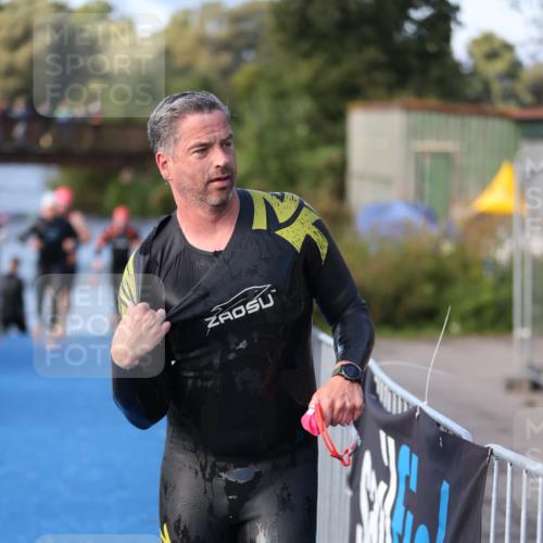 25.08.2024 - Elbe Triathlon Hamburg H.Heesch http://msf.ph/oto/6861596 25.08.2024 09:18:05 Schwimmen 361, 368, 381, 384, 388, 421, 435 meine-sportfotos.de