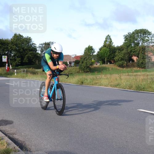 25.08.2024 - Elbe Triathlon Hamburg Fuchs,  Jonas http://msf.ph/oto/6864583 25.08.2024 09:22:45 Radfahren 327, 209, 45, 443, 266 meine-sportfotos.de