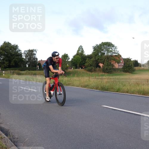 25.08.2024 - Elbe Triathlon Hamburg Fuchs,  Jonas http://msf.ph/oto/6865135 25.08.2024 09:23:36 Radfahren 86, 64, 342, 35, 153 meine-sportfotos.de