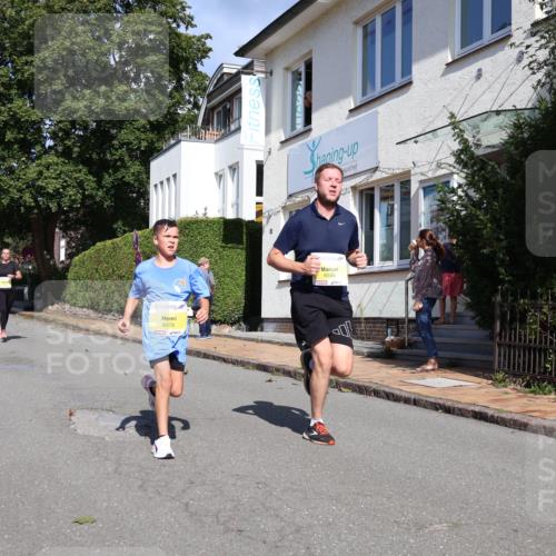 25.08.2024 - 20. Blankeneser Heldenlauf Strokosch-Dieckow http://msf.ph/oto/6865362 25.08.2024 10:26:35 Ziel 6030, 6476, 6506 meine-sportfotos.de