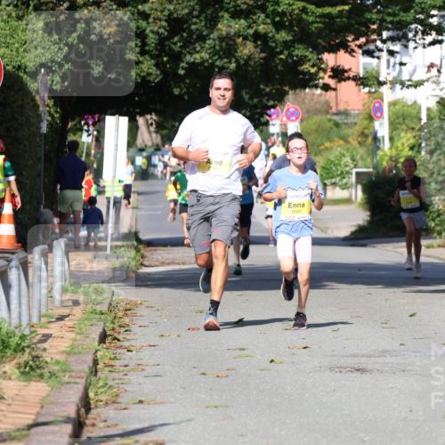 25.08.2024 - 20. Blankeneser Heldenlauf Strokosch-Dieckow http://msf.ph/oto/6865553 25.08.2024 10:27:02 Ziel 6080, 6081, 6335 meine-sportfotos.de