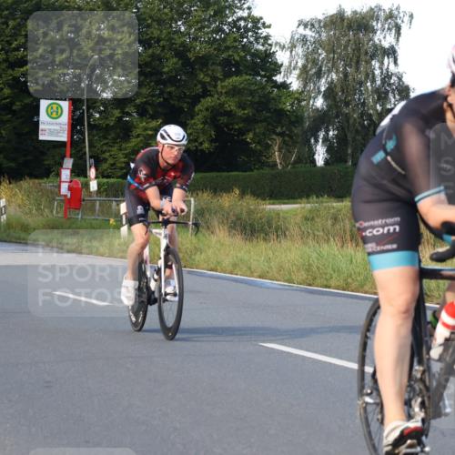 25.08.2024 - Elbe Triathlon Hamburg Fuchs,  Jonas http://msf.ph/oto/6867814 25.08.2024 09:29:30 Radfahren 33, 63, 135, 359, 357 meine-sportfotos.de