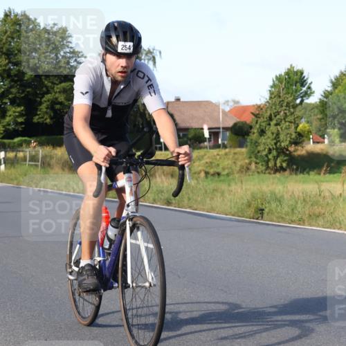 25.08.2024 - Elbe Triathlon Hamburg Fuchs,  Jonas http://msf.ph/oto/6868597 25.08.2024 09:31:04 Radfahren 400, 254, 271, 67, 113, 136, 187, 257, 302 meine-sportfotos.de