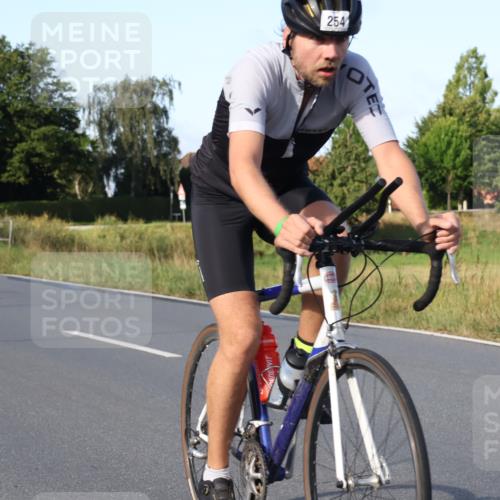 25.08.2024 - Elbe Triathlon Hamburg Fuchs,  Jonas http://msf.ph/oto/6868600 25.08.2024 09:31:04 Radfahren 400, 254, 271, 67, 113, 136, 187, 257, 302 meine-sportfotos.de