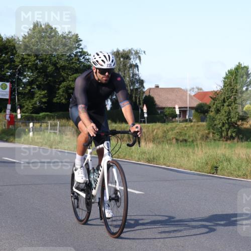 25.08.2024 - Elbe Triathlon Hamburg Fuchs,  Jonas http://msf.ph/oto/6870155 25.08.2024 09:33:46 Radfahren 316, 326, 156, 126, 228, 352, 1851, 234 meine-sportfotos.de