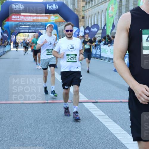 01.09.2024 - BARMER Alsterlauf Strokosch-Dieckow http://msf.ph/oto/6888394 01.09.2024 09:50:38 Ziel 2189, 2480, 2538, 2957, 3280, 3813, 3890, 4002, 4095, 4228, 4289, 4306, 4662, 5250, 5295, 8115 meine-sportfotos.de