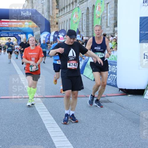 01.09.2024 - BARMER Alsterlauf Strokosch-Dieckow http://msf.ph/oto/6889020 01.09.2024 09:54:59 Ziel 2024, 2129, 2249, 2410, 2443, 2864, 2970, 2981, 3295, 3364, 3731, 4254, 4386, 4387, 4414, 4684, 4742, 5098, 5118, 5246, 8093 meine-sportfotos.de