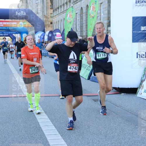 01.09.2024 - BARMER Alsterlauf Strokosch-Dieckow http://msf.ph/oto/6889023 01.09.2024 09:54:59 Ziel 2024, 2129, 2249, 2410, 2443, 2864, 2970, 2981, 3295, 3364, 3731, 4254, 4386, 4387, 4414, 4684, 4742, 5098, 5118, 5246, 8093 meine-sportfotos.de