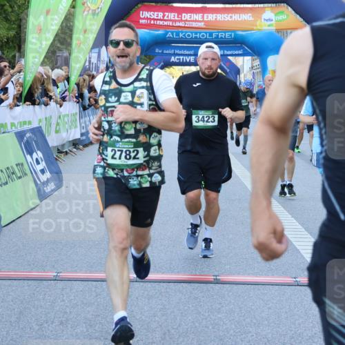 01.09.2024 - BARMER Alsterlauf Strokosch-Dieckow http://msf.ph/oto/6889152 01.09.2024 09:55:53 Ziel 2100, 2195, 2458, 2616, 2782, 3423, 3431, 3432, 3433, 3703, 3857, 3989, 4187, 4476, 4718, 4782, 4866, 4899, 4946, 5108, 5226, 5262 meine-sportfotos.de