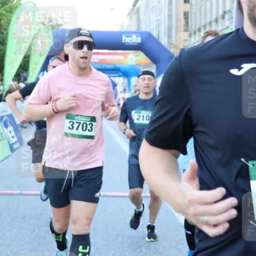 01.09.2024 - BARMER Alsterlauf Strokosch-Dieckow http://msf.ph/oto/6889164 01.09.2024 09:55:56 Ziel 2100, 2195, 2458, 2616, 3117, 3181, 3423, 3431, 3432, 3433, 3548, 3703, 3857, 3989, 4718, 4782, 4866, 4899, 4946, 5108, 5226, 5262 meine-sportfotos.de