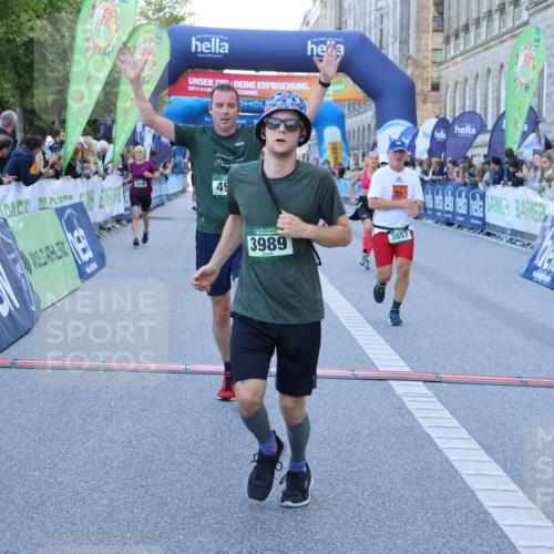 01.09.2024 - BARMER Alsterlauf Strokosch-Dieckow http://msf.ph/oto/6889171 01.09.2024 09:56:00 Ziel 2022, 2359, 2360, 2542, 2616, 3117, 3143, 3181, 3277, 3548, 3857, 3989, 4718, 4782, 4866, 4946, 5108, 5226, 8203 meine-sportfotos.de