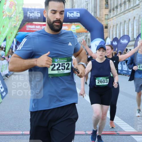 01.09.2024 - BARMER Alsterlauf Strokosch-Dieckow http://msf.ph/oto/6889697 01.09.2024 09:59:23 Ziel 2038, 2223, 2252, 2303, 2445, 2603, 2719, 2729, 2736, 3115, 3603, 3758, 4066, 4212, 4232, 4432, 4708, 4722, 5231, 8111, 8134, 8148, 8281 meine-sportfotos.de