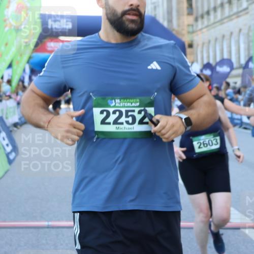 01.09.2024 - BARMER Alsterlauf Strokosch-Dieckow http://msf.ph/oto/6889699 01.09.2024 09:59:23 Ziel 2038, 2223, 2252, 2303, 2445, 2603, 2719, 2729, 2736, 3115, 3603, 3758, 4066, 4212, 4232, 4432, 4708, 4722, 5231, 8111, 8134, 8148, 8281 meine-sportfotos.de