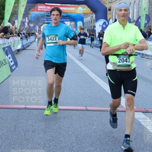 01.09.2024 - BARMER Alsterlauf Strokosch-Dieckow http://msf.ph/oto/6889829 01.09.2024 10:03:06 Ziel 2047, 2379, 2427, 2915, 3007, 3066, 3422, 3559, 3999, 4080, 4312, 4411, 4630, 4856, 5301, 5313, 8244 meine-sportfotos.de