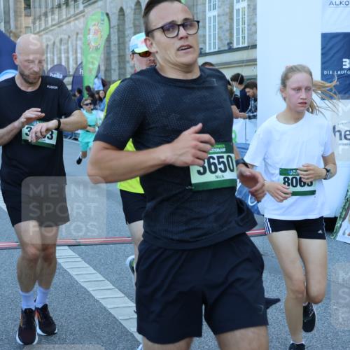 01.09.2024 - BARMER Alsterlauf Strokosch-Dieckow http://msf.ph/oto/6890069 01.09.2024 10:02:06 Ziel 2116, 2442, 2642, 2677, 2691, 2769, 2939, 3026, 3203, 3294, 3521, 3650, 3746, 3862, 4024, 4085, 4086, 4138, 4218, 4441, 4509, 4719, 4972, 5210, 5254, 5263, 8063, 8297 meine-sportfotos.de