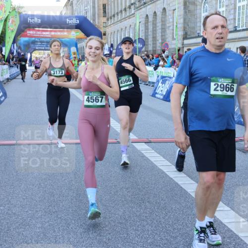 01.09.2024 - BARMER Alsterlauf Strokosch-Dieckow http://msf.ph/oto/6890165 01.09.2024 10:05:32 Ziel 2041, 2147, 2219, 2239, 2368, 2393, 2488, 2489, 2589, 2672, 2966, 3023, 3100, 3173, 3601, 3602, 3745, 3812, 4566, 4567, 4901, 8226 meine-sportfotos.de