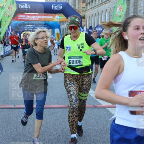 01.09.2024 - BARMER Alsterlauf Strokosch-Dieckow http://msf.ph/oto/6890166 01.09.2024 10:02:40 Ziel 2098, 2099, 2112, 2134, 2185, 2210, 2274, 2555, 2740, 3046, 3051, 3072, 3163, 3226, 3284, 3308, 3373, 3393, 3523, 3805, 3860, 3928, 3986, 4106, 4175, 4176, 4216, 4378, 4406, 4507, 4703, 4841, 4906, 5033, 5145, 5238, 8011, 8296 meine-sportfotos.de