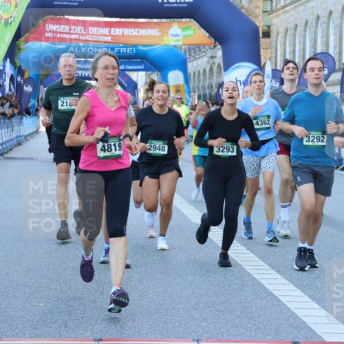 01.09.2024 - BARMER Alsterlauf Strokosch-Dieckow http://msf.ph/oto/6890318 01.09.2024 10:06:51 Ziel 2018, 2182, 2937, 2948, 3292, 3293, 3458, 3592, 3613, 3781, 3867, 4009, 4362, 4364, 4365, 4366, 4819, 4925, 4931, 5008, 8323 meine-sportfotos.de