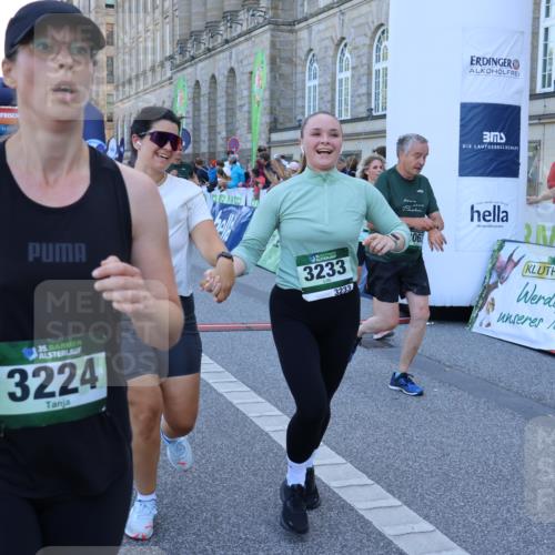 01.09.2024 - BARMER Alsterlauf Strokosch-Dieckow http://msf.ph/oto/6890579 01.09.2024 10:08:37 Ziel 2063, 2101, 2301, 2694, 2781, 2817, 3009, 3068, 3224, 3233, 3236, 3270, 4464, 4472, 5172 meine-sportfotos.de