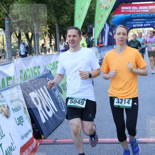 01.09.2024 - BARMER Alsterlauf Strokosch-Dieckow http://msf.ph/oto/6890585 01.09.2024 10:18:43 Ziel 2175, 2241, 2960, 2965, 2980, 3314, 3348, 3349, 3363, 4017, 4642, 4691, 5049 meine-sportfotos.de