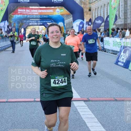 01.09.2024 - BARMER Alsterlauf Strokosch-Dieckow http://msf.ph/oto/6891240 01.09.2024 10:13:12 Ziel 2888, 3195, 3196, 3239, 3276, 3562, 3619, 3742, 3886, 4184, 4214, 4244, 4582, 4603, 5042, 8199 meine-sportfotos.de