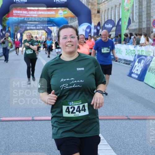 01.09.2024 - BARMER Alsterlauf Strokosch-Dieckow http://msf.ph/oto/6891242 01.09.2024 10:13:12 Ziel 2888, 3195, 3196, 3239, 3276, 3562, 3619, 3742, 3886, 4184, 4214, 4244, 4582, 4603, 5042, 8199 meine-sportfotos.de