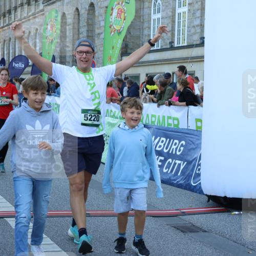 01.09.2024 - BARMER Alsterlauf Strokosch-Dieckow http://msf.ph/oto/6891419 01.09.2024 10:14:37 Ziel 2046, 2120, 2690, 2753, 2777, 2793, 3618, 3620, 3782, 3970, 4285, 4520, 4705, 4714, 5031, 5214, 5220 meine-sportfotos.de