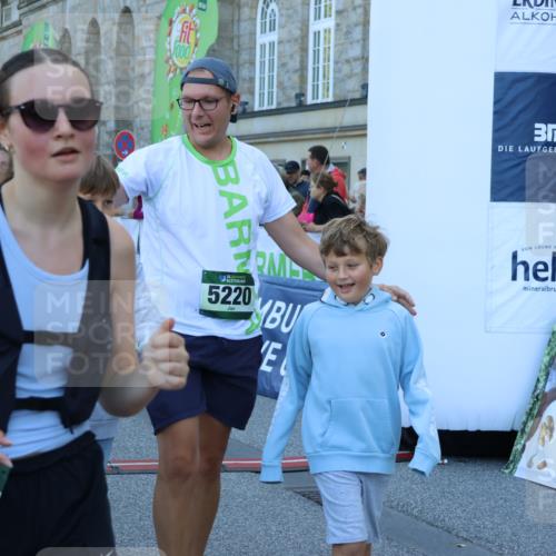 01.09.2024 - BARMER Alsterlauf Strokosch-Dieckow http://msf.ph/oto/6891424 01.09.2024 10:14:38 Ziel 2046, 2120, 2690, 2753, 2777, 2793, 3618, 3782, 3970, 4285, 4520, 4705, 4714, 5031, 5214, 5220 meine-sportfotos.de