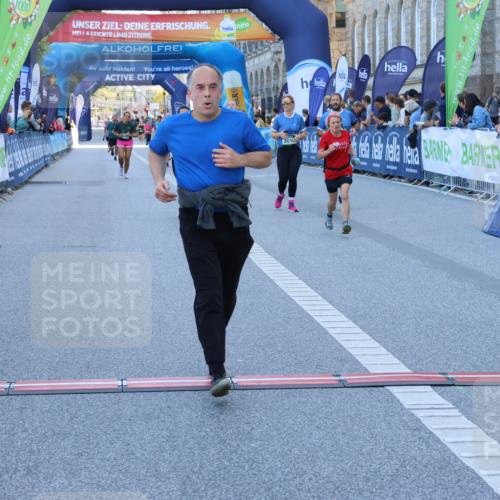 01.09.2024 - BARMER Alsterlauf Strokosch-Dieckow http://msf.ph/oto/6891456 01.09.2024 10:14:54 Ziel 2014, 2015, 2705, 3326, 3579, 4767, 5211, 8400 meine-sportfotos.de