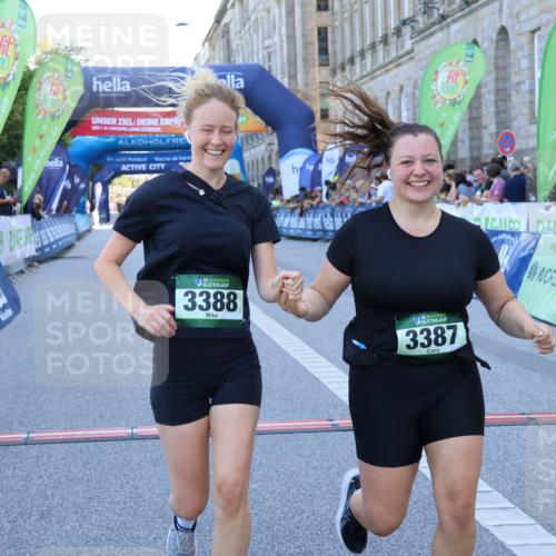01.09.2024 - BARMER Alsterlauf Strokosch-Dieckow http://msf.ph/oto/6893672 01.09.2024 10:31:07 Ziel 3387, 3388 meine-sportfotos.de