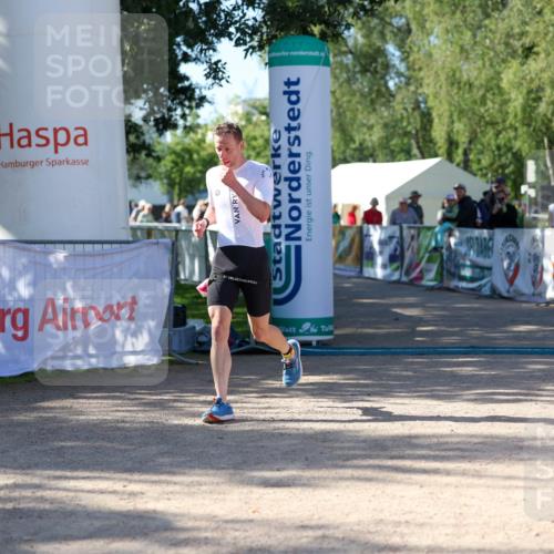 01.09.2024 - 17. Tribühne Triathlon Michael Strokosch http://msf.ph/oto/6898564 01.09.2024 10:39:39 Ziel 1075 meine-sportfotos.de