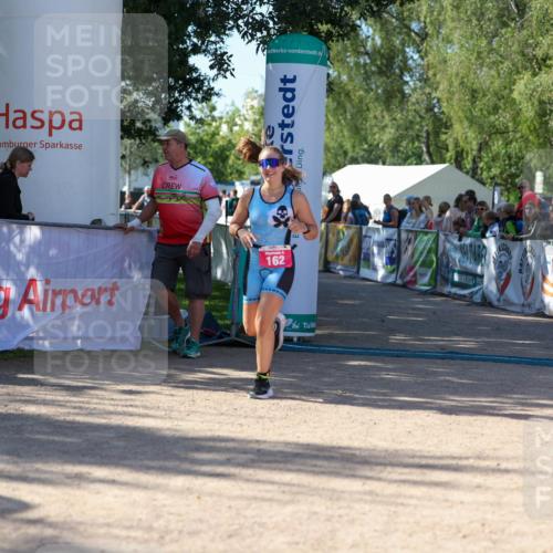 01.09.2024 - 17. Tribühne Triathlon Michael Strokosch http://msf.ph/oto/6899326 01.09.2024 10:50:41 Ziel 162 meine-sportfotos.de