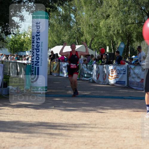 01.09.2024 - 17. Tribühne Triathlon Michael Strokosch http://msf.ph/oto/6899364 01.09.2024 10:51:32 Ziel 1074 meine-sportfotos.de