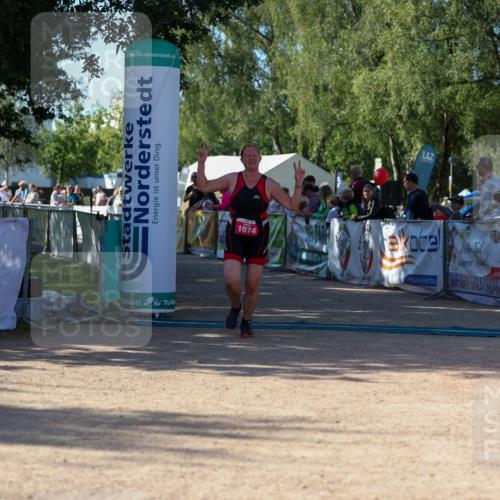 01.09.2024 - 17. Tribühne Triathlon Michael Strokosch http://msf.ph/oto/6899368 01.09.2024 10:51:32 Ziel 1074 meine-sportfotos.de