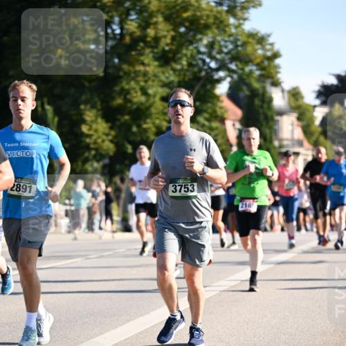 01.09.2024 - BARMER Alsterlauf Dr. Thomas Lammeyer http://msf.ph/oto/6899552 01.09.2024 09:37:16 Laufen 2891, 3753, 2185 meine-sportfotos.de