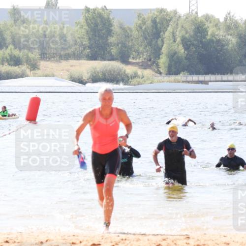 01.09.2024 - 17. Tribühne Triathlon Luisa Fischer http://msf.ph/oto/6902023 01.09.2024 12:10:05 Schwimmen 738 meine-sportfotos.de