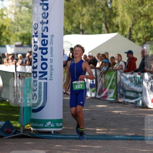 01.09.2024 - 17. Tribühne Triathlon Michael Strokosch http://msf.ph/oto/6903019 01.09.2024 11:02:21 Ziel  meine-sportfotos.de