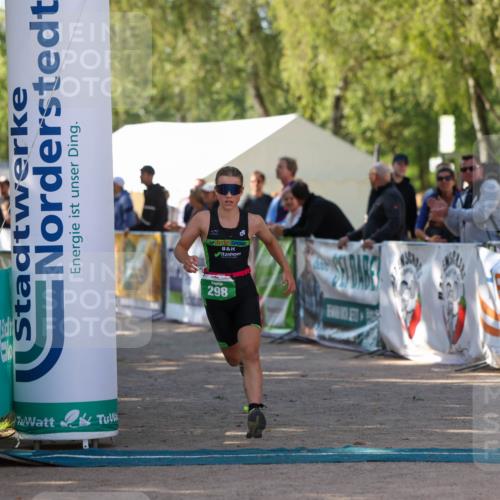 01.09.2024 - 17. Tribühne Triathlon Michael Strokosch http://msf.ph/oto/6904702 01.09.2024 11:06:04 Ziel 298 meine-sportfotos.de