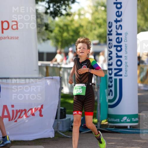 01.09.2024 - 17. Tribühne Triathlon Michael Strokosch http://msf.ph/oto/6905286 01.09.2024 11:07:23 Ziel 236 meine-sportfotos.de