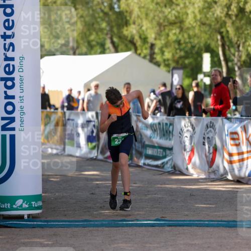 01.09.2024 - 17. Tribühne Triathlon Michael Strokosch http://msf.ph/oto/6906024 01.09.2024 11:10:02 Ziel 237 meine-sportfotos.de
