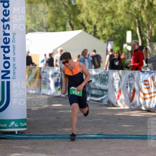 01.09.2024 - 17. Tribühne Triathlon Michael Strokosch http://msf.ph/oto/6906031 01.09.2024 11:10:02 Ziel 237 meine-sportfotos.de