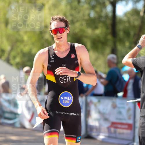 01.09.2024 - 17. Tribühne Triathlon Michael Strokosch http://msf.ph/oto/6908269 01.09.2024 11:45:23 Ziel 436 meine-sportfotos.de