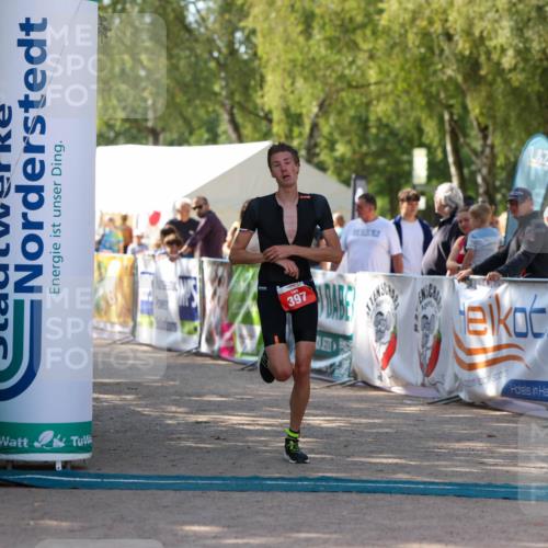 01.09.2024 - 17. Tribühne Triathlon Michael Strokosch http://msf.ph/oto/6908319 01.09.2024 11:47:02 Ziel 343, 391, 397 meine-sportfotos.de