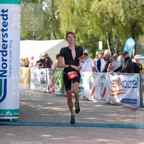 01.09.2024 - 17. Tribühne Triathlon Michael Strokosch http://msf.ph/oto/6908333 01.09.2024 11:47:03 Ziel 343, 391, 397 meine-sportfotos.de