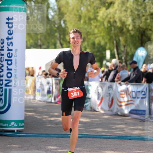 01.09.2024 - 17. Tribühne Triathlon Michael Strokosch http://msf.ph/oto/6908363 01.09.2024 11:47:03 Ziel 343, 391, 397 meine-sportfotos.de