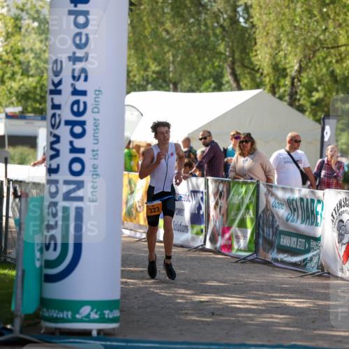 01.09.2024 - 17. Tribühne Triathlon Michael Strokosch http://msf.ph/oto/6908491 01.09.2024 11:47:18 Ziel 323 meine-sportfotos.de