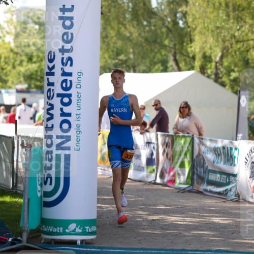 01.09.2024 - 17. Tribühne Triathlon Michael Strokosch http://msf.ph/oto/6908603 01.09.2024 11:47:24 Ziel 323, 338 meine-sportfotos.de