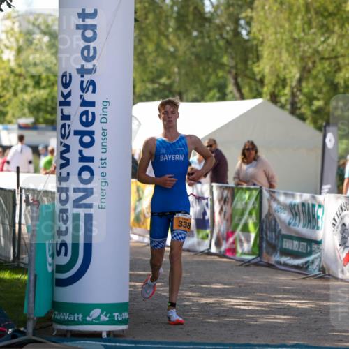 01.09.2024 - 17. Tribühne Triathlon Michael Strokosch http://msf.ph/oto/6908618 01.09.2024 11:47:24 Ziel 323, 338 meine-sportfotos.de