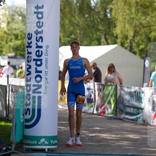 01.09.2024 - 17. Tribühne Triathlon Michael Strokosch http://msf.ph/oto/6908628 01.09.2024 11:47:25 Ziel 323, 338 meine-sportfotos.de