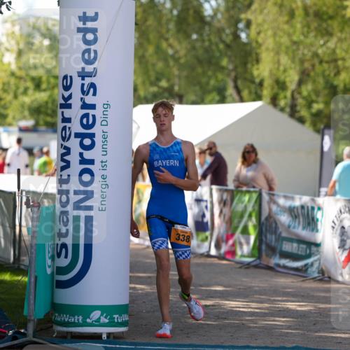 01.09.2024 - 17. Tribühne Triathlon Michael Strokosch http://msf.ph/oto/6908635 01.09.2024 11:47:25 Ziel 323, 338 meine-sportfotos.de